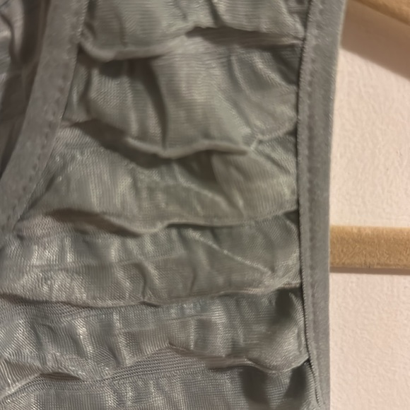 Tanktop- gray with floral pattern diagonal across the front. - Picture 4 of 6